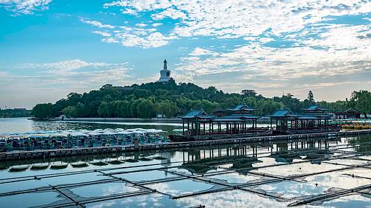北京北海公园白塔寺蓝天白云4K延时视频视频的预览图