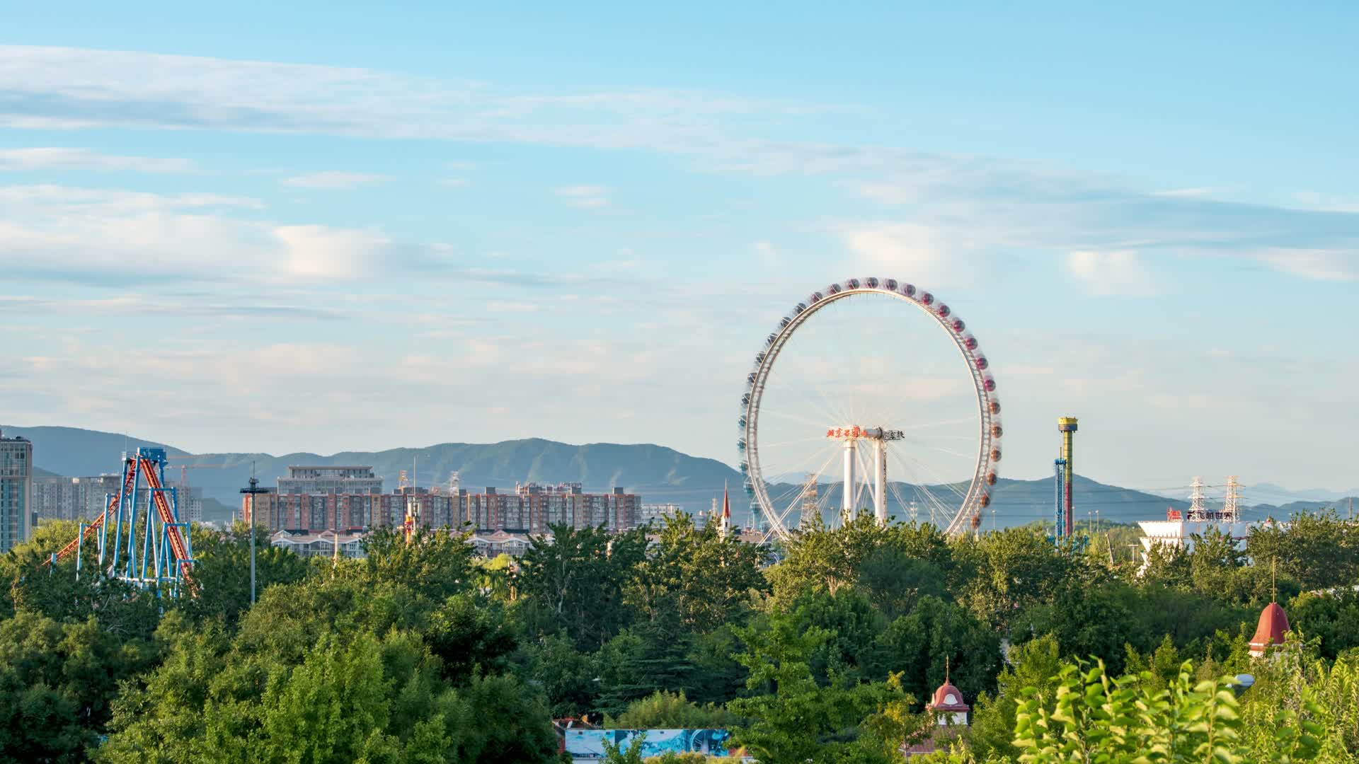 北京石景山八角游乐园摩天轮蓝天白云视频的预览图