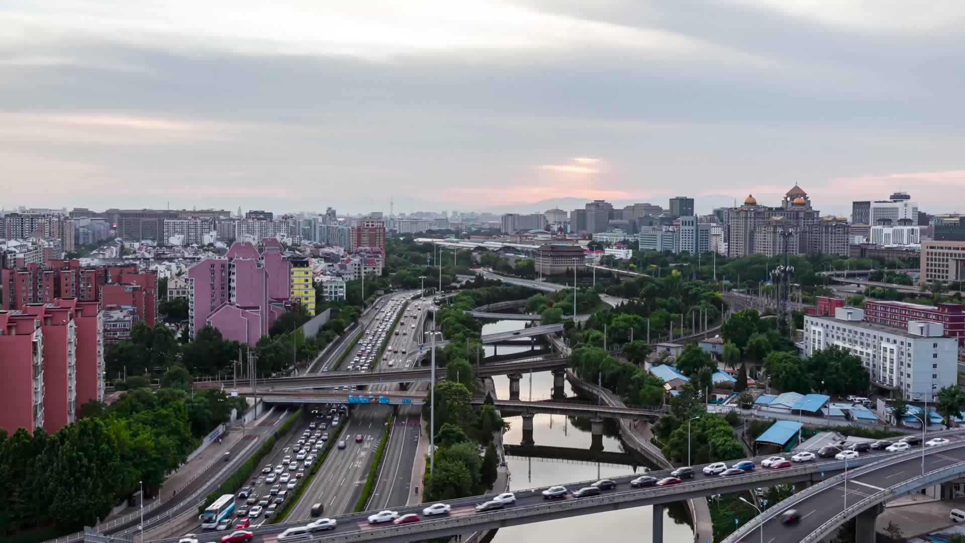 北京广渠门桥巨型晚霞4K延时视频视频的预览图