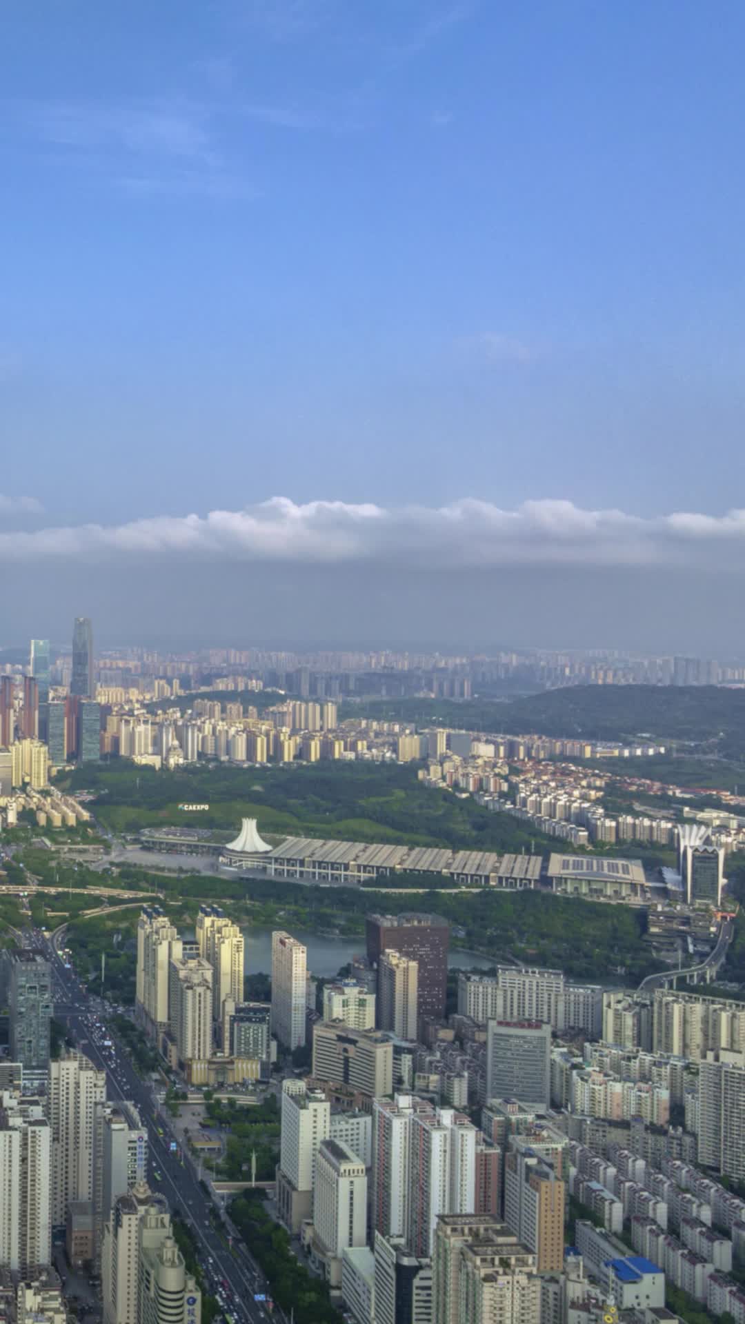 高清竖屏延时航拍南宁市区蓝天云海视频的预览图