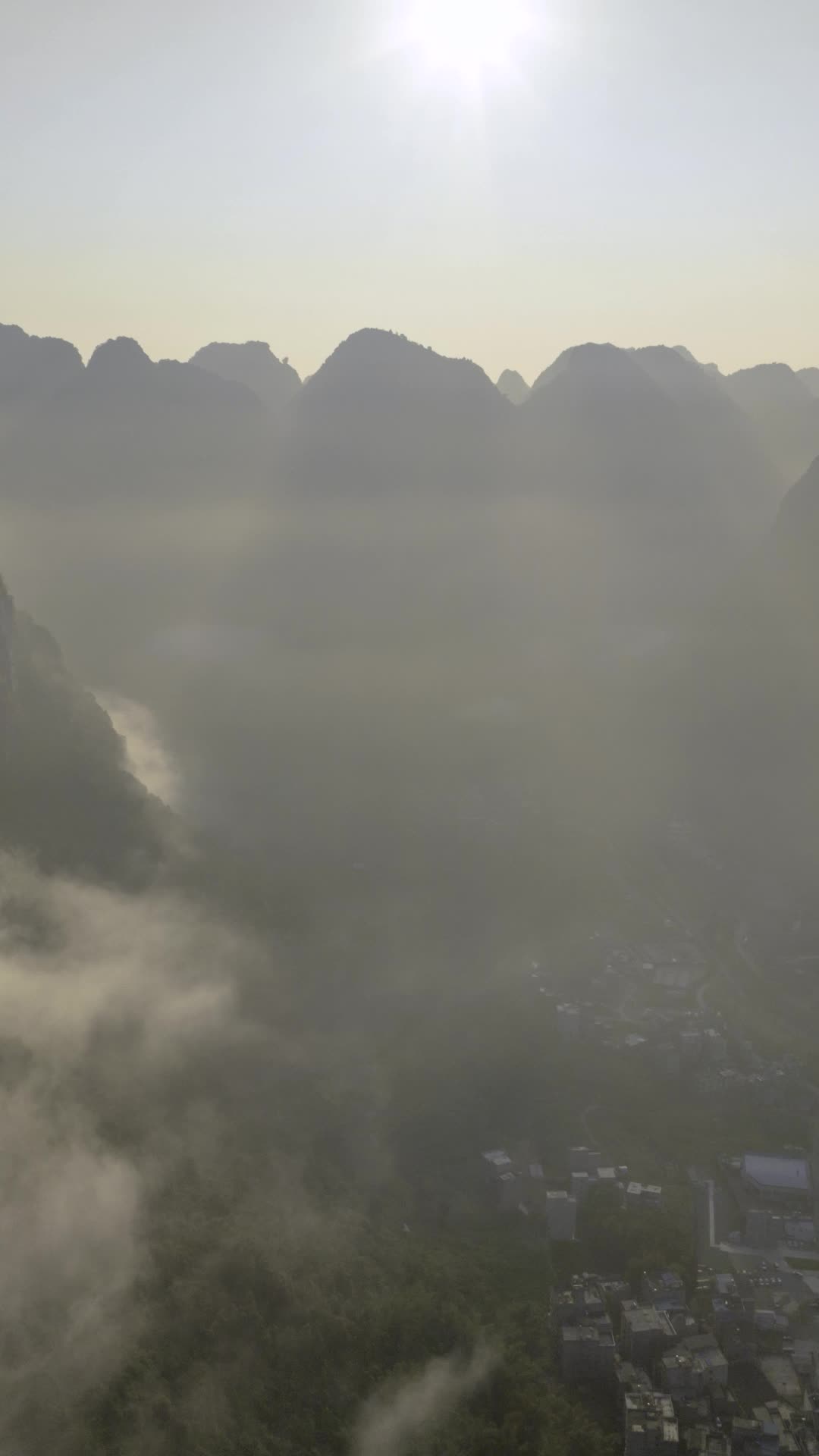 高清竖屏延时航拍河池巴马长寿山晨光云雾视频的预览图