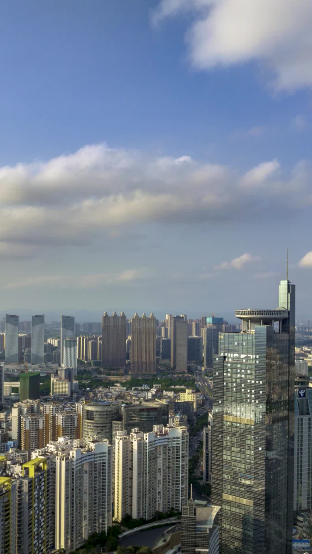 高清竖屏延时航拍市区蓝天白云视频的预览图