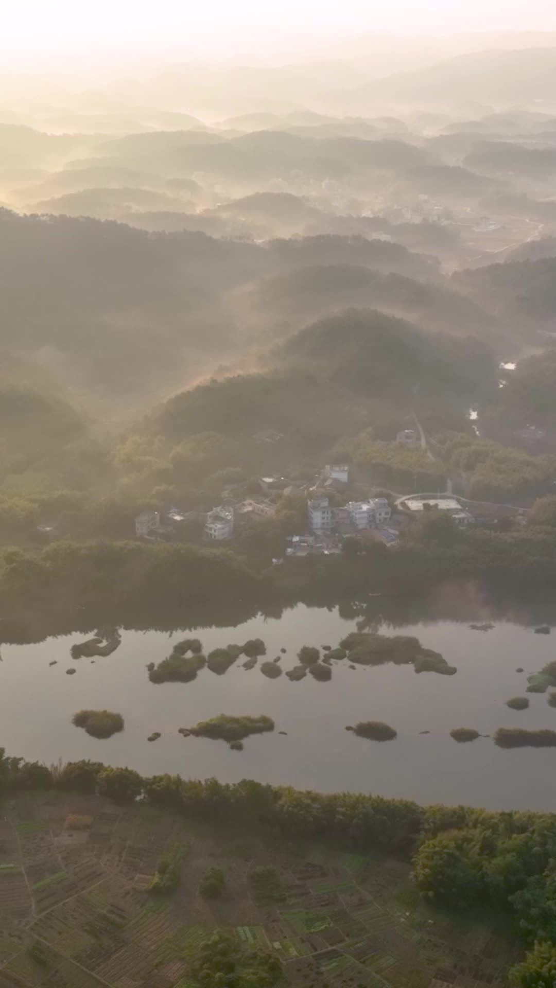 高清竖屏航拍桂平群山日出晨雾风景视频的预览图