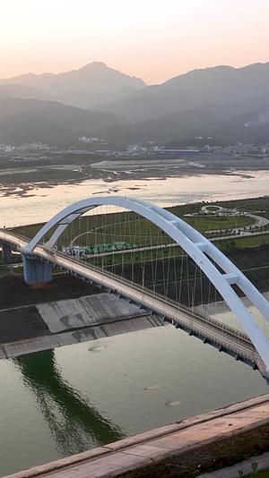 高清竖屏环绕航拍桂平大藤峡枢纽交通桥视频的预览图