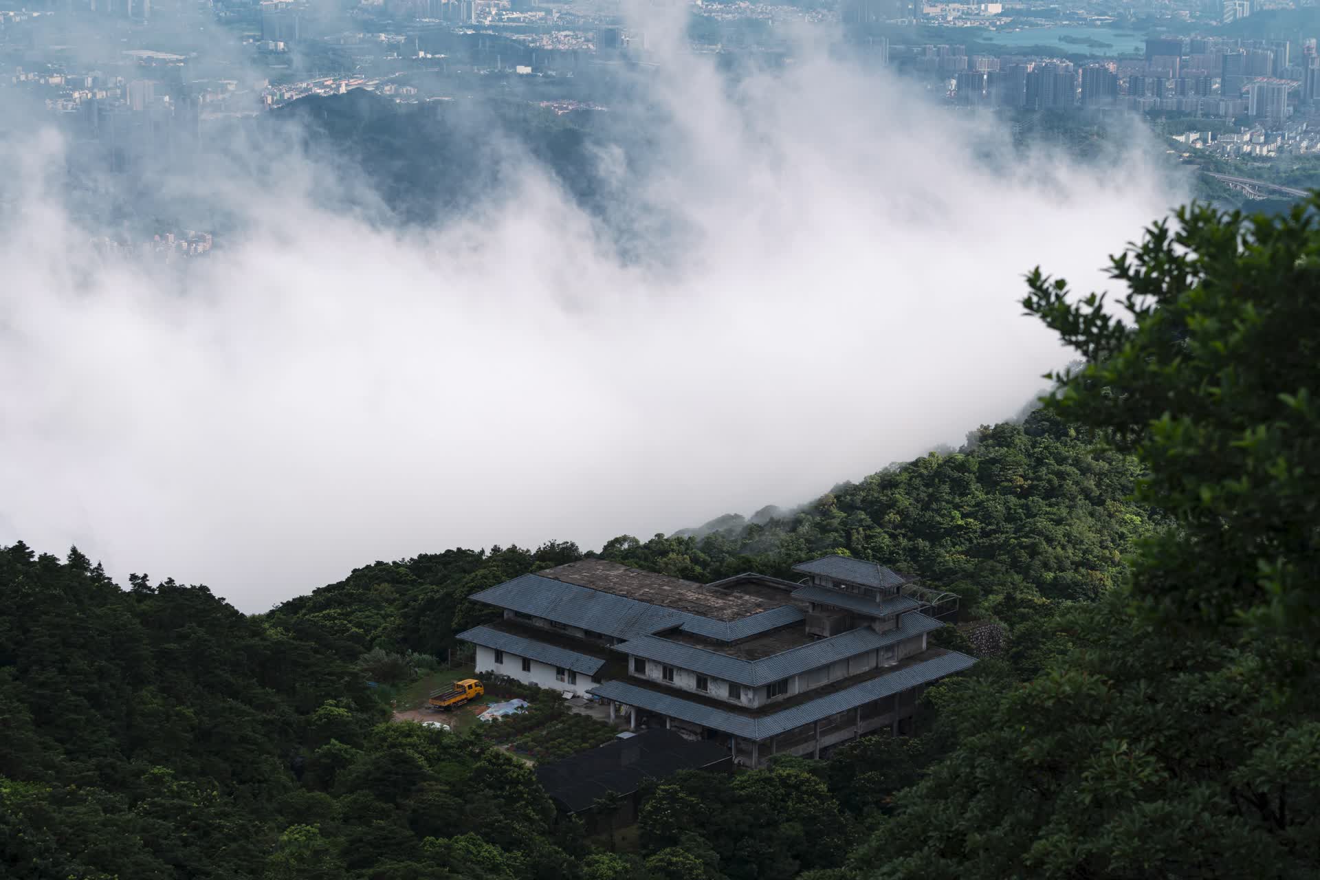 梧桐山仙湖山间云雾缭绕延时视频的预览图