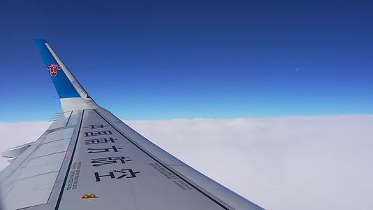4K中国南方航空飞机在云层之上窗外蓝天视频的预览图