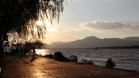 黄昏下的湖边美景视频的预览图