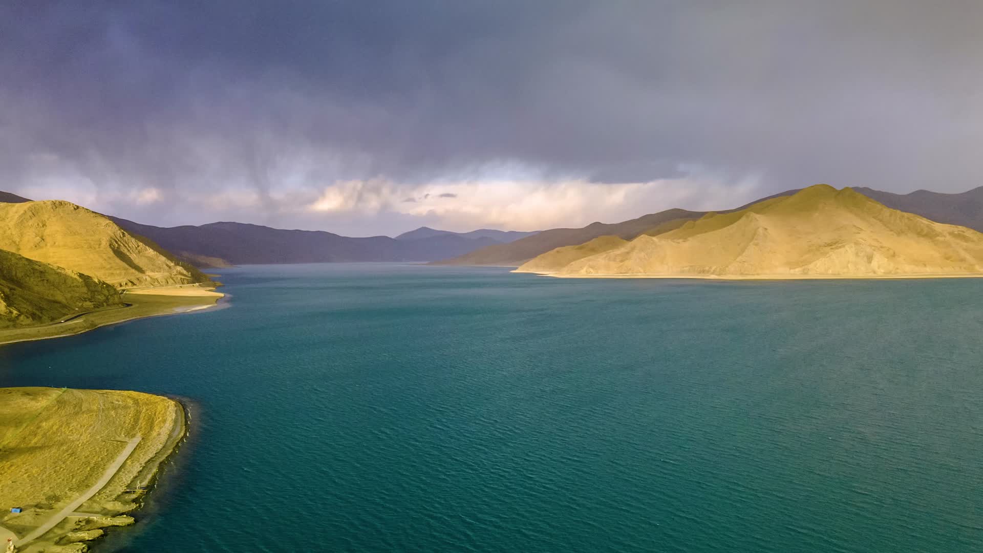4K延时航拍西藏山南羊卓雍错风云变幻视频的预览图