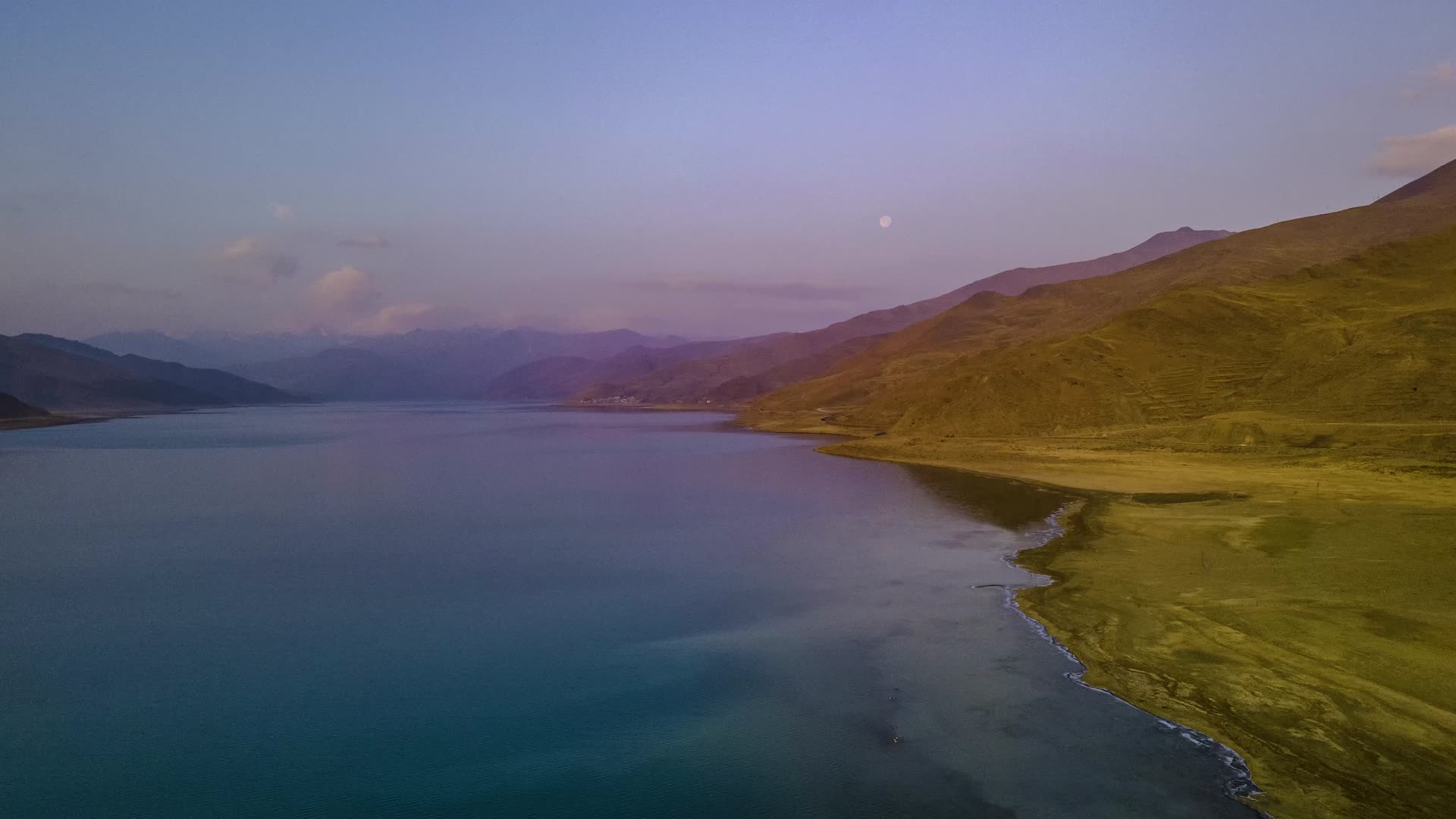 4K延时航拍西藏山南浪卡子县羊湖光影视频的预览图