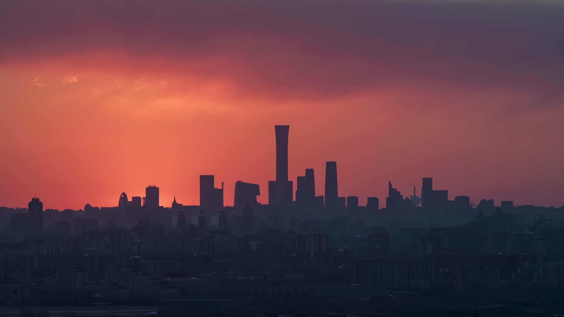 北京西山观国贸中国尊日出悬日4K延时视频视频的预览图