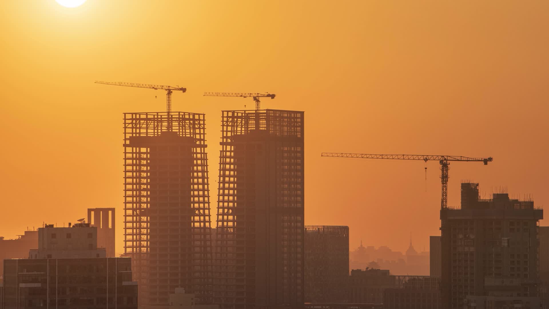 北京建筑工地塔吊落日悬日延时视频视频的预览图