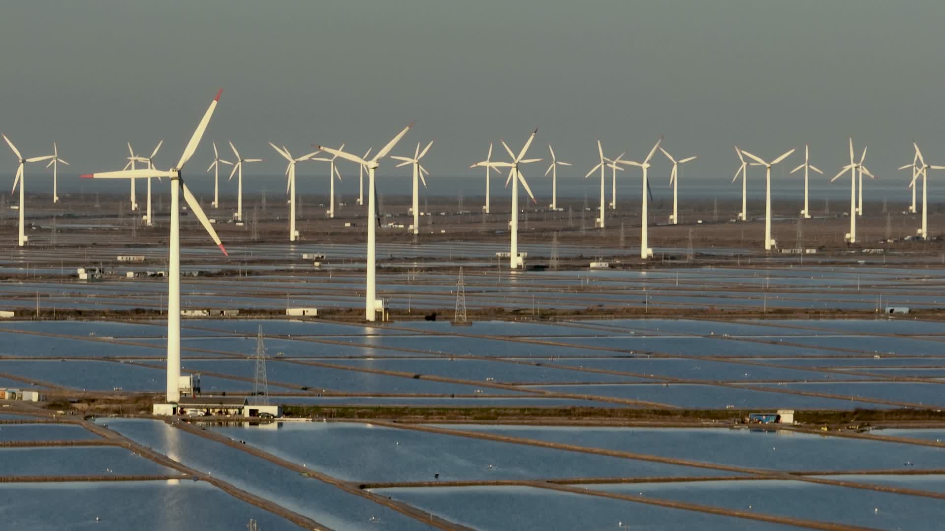 航拍海边的风力发电机组视频的预览图