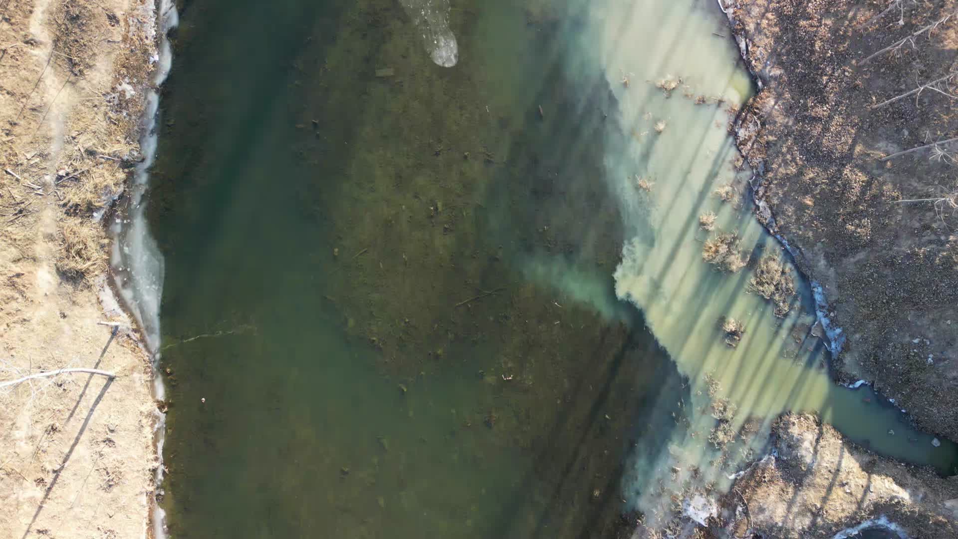 4K航拍河流污染排污环境污染水体污染视频的预览图