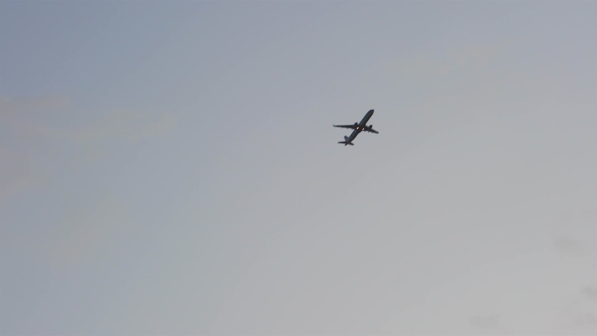 合集4K天空中飞过的飞机航班掠过天空视频的预览图