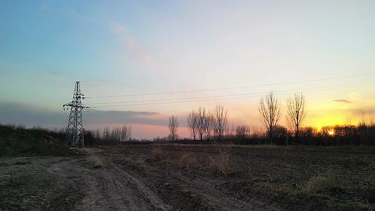 4K北方冬天农村输电塔与夕阳日落美景视频的预览图