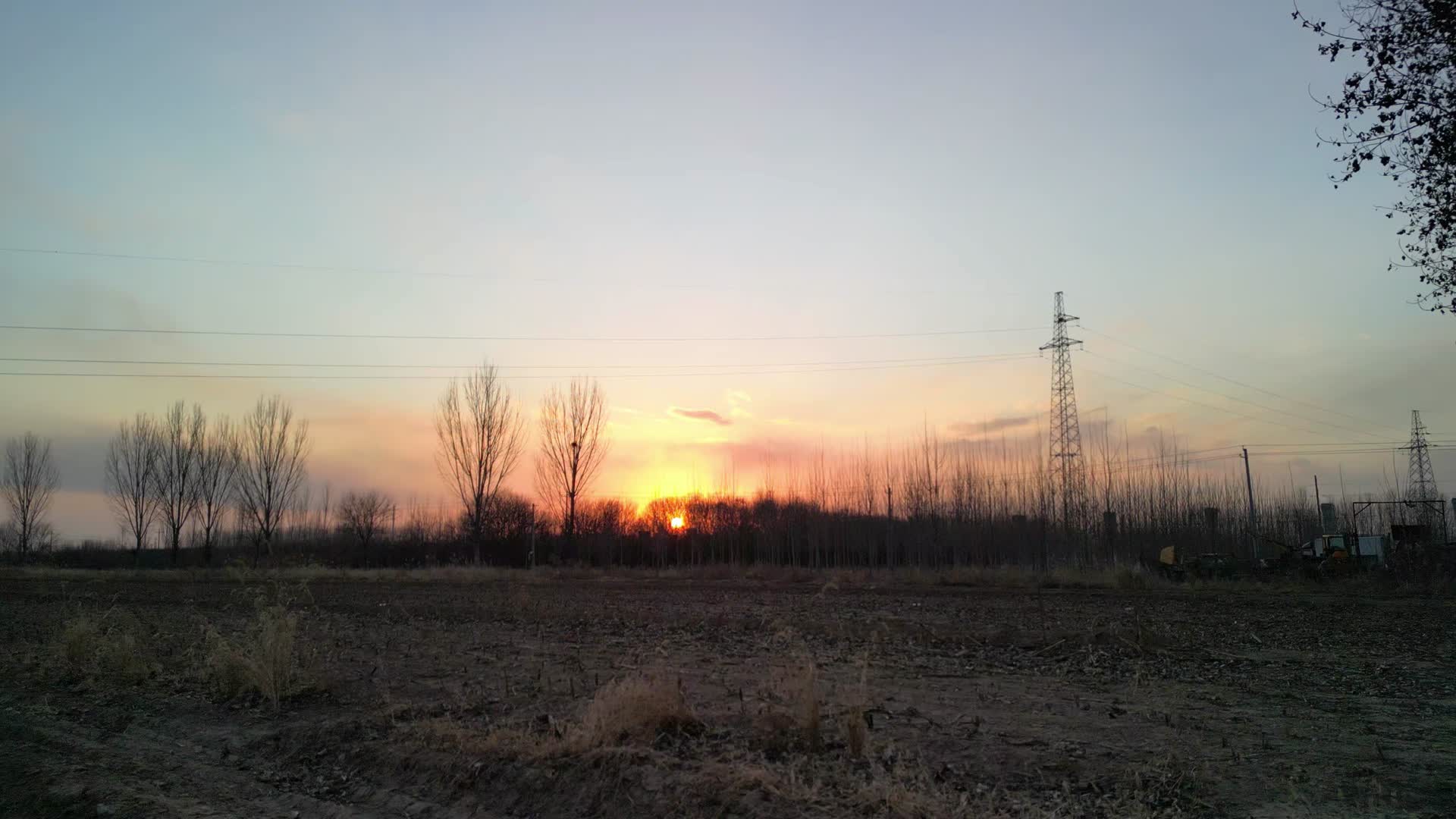4K北方冬天农村输电塔与夕阳日落美景视频的预览图