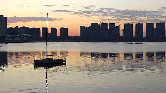 日出清晨宁静海湾中的帆船视频的预览图