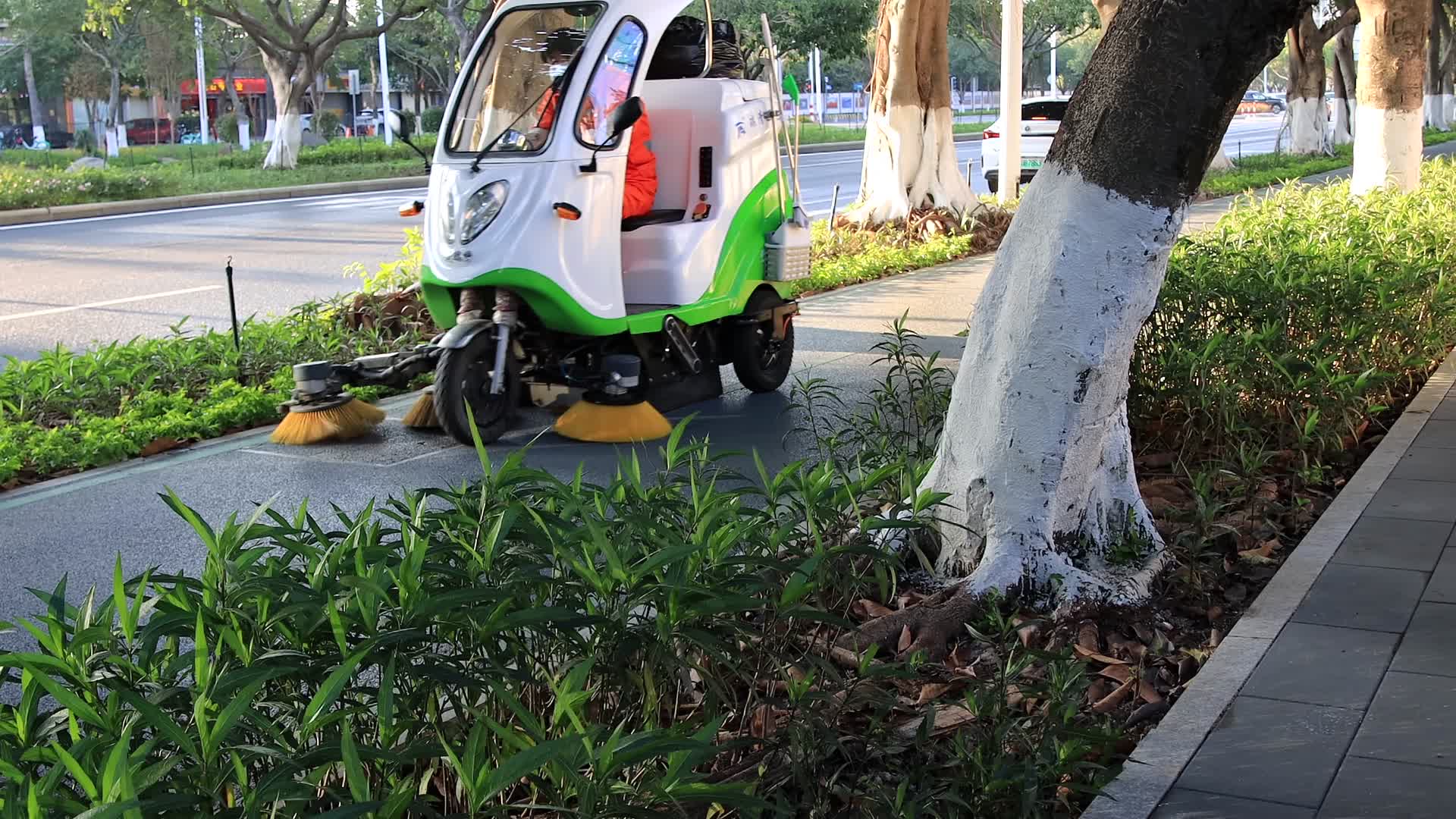 清晨小型环卫清扫车清扫城市道路视频的预览图