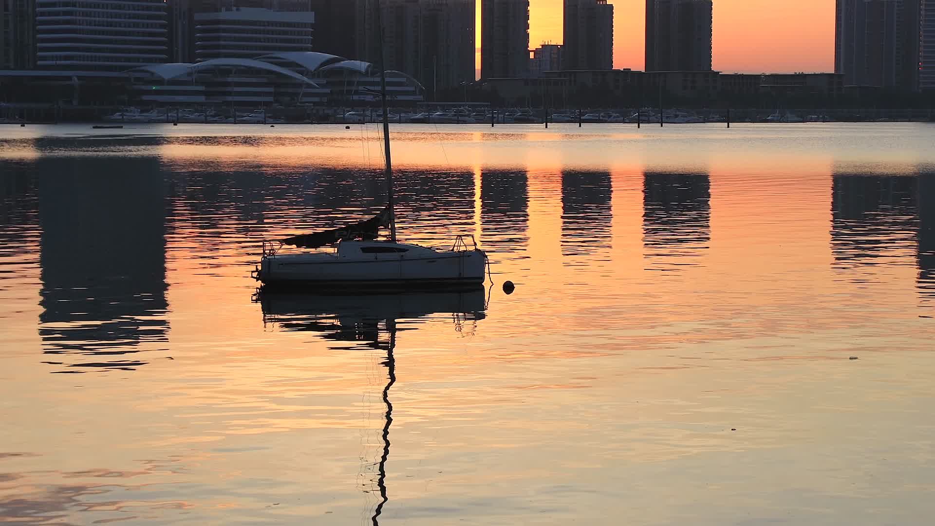 冬季厦门五缘湾日出映照帆船视频的预览图
