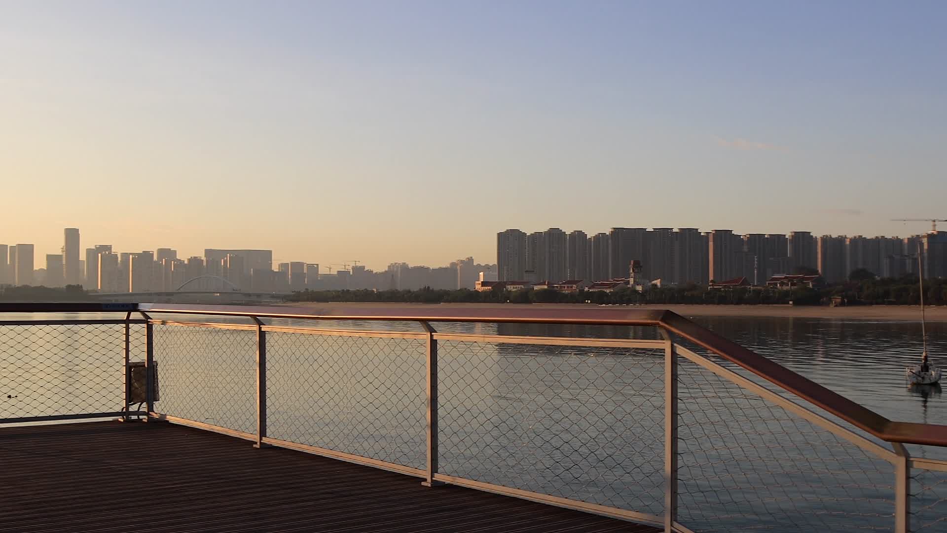五缘湾日出帆船和城市建筑视频的预览图