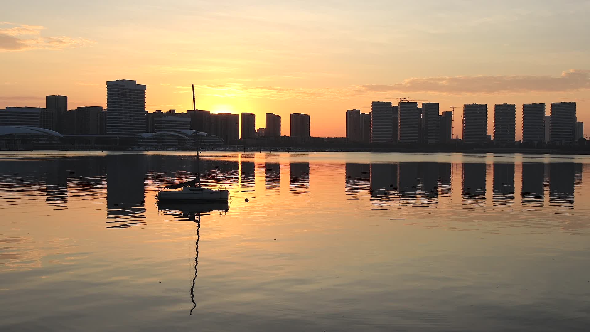 冬季厦门五缘湾日出映照帆船视频的预览图