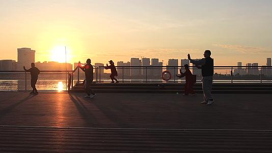 朝阳中城市海湾公园平台太极拳合集视频的预览图