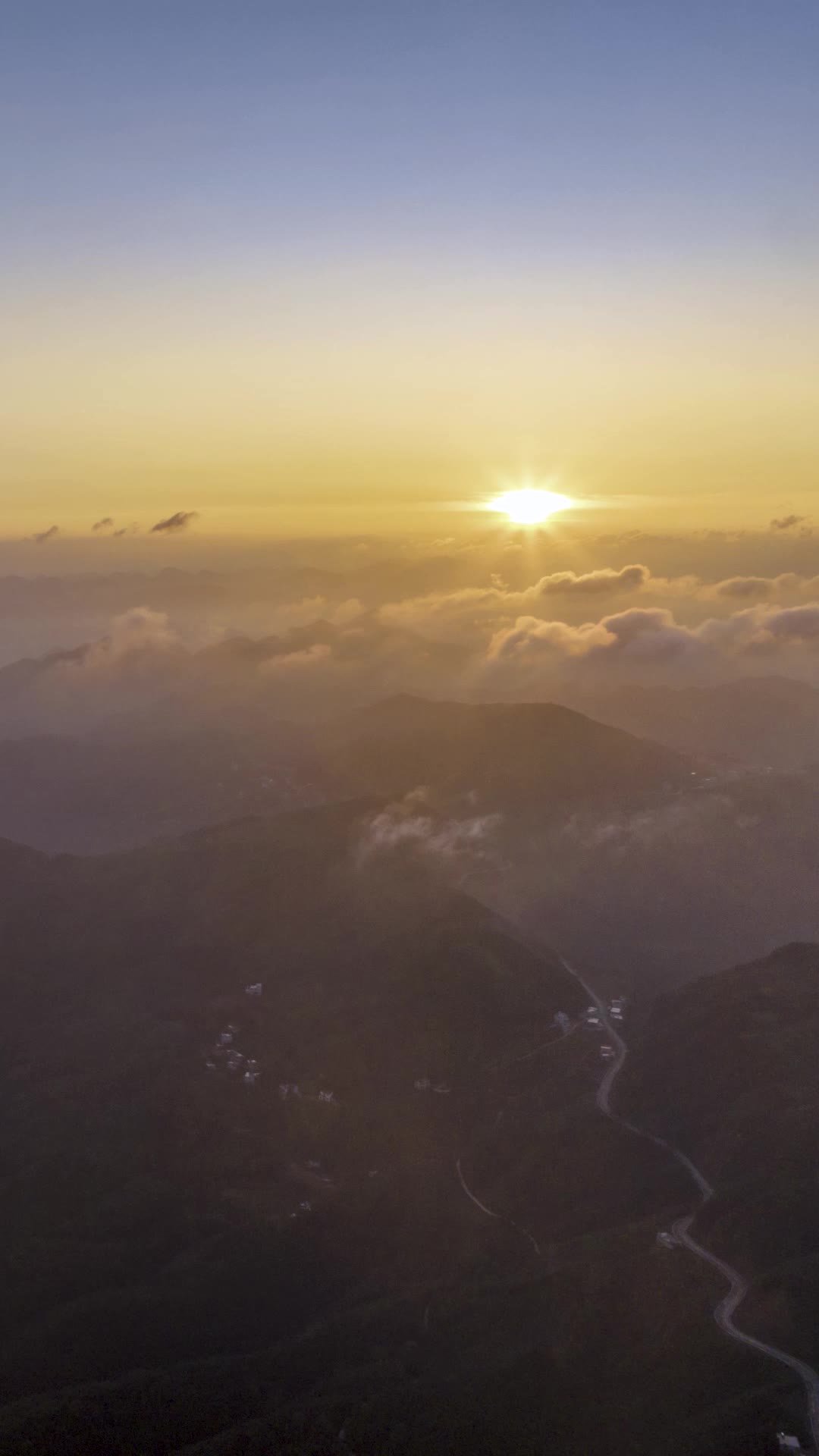 高清竖屏延时航拍隆林山间日出朝霞风光视频的预览图