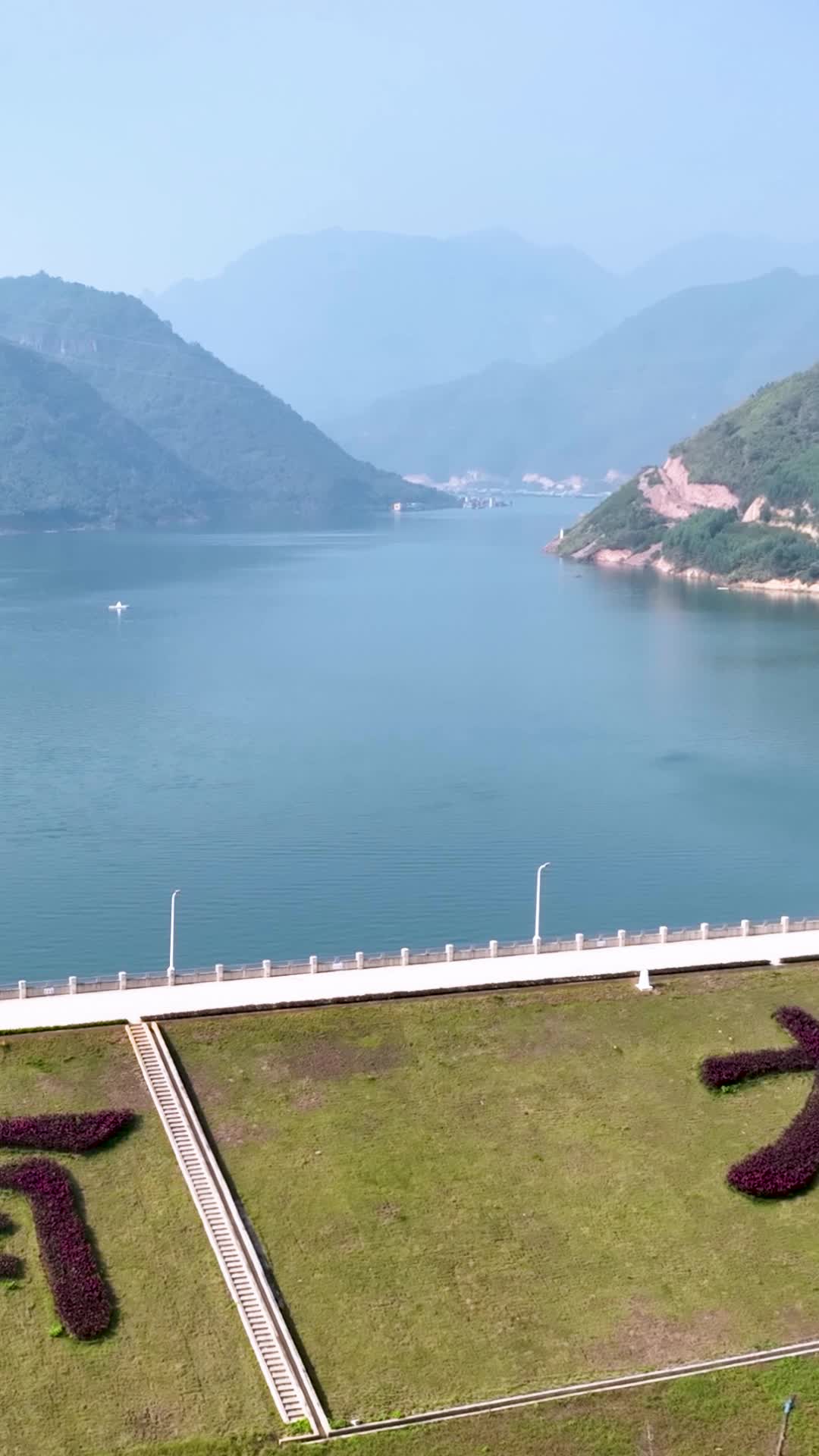 高清竖屏航拍桂平南木江副坝日照风景视频的预览图