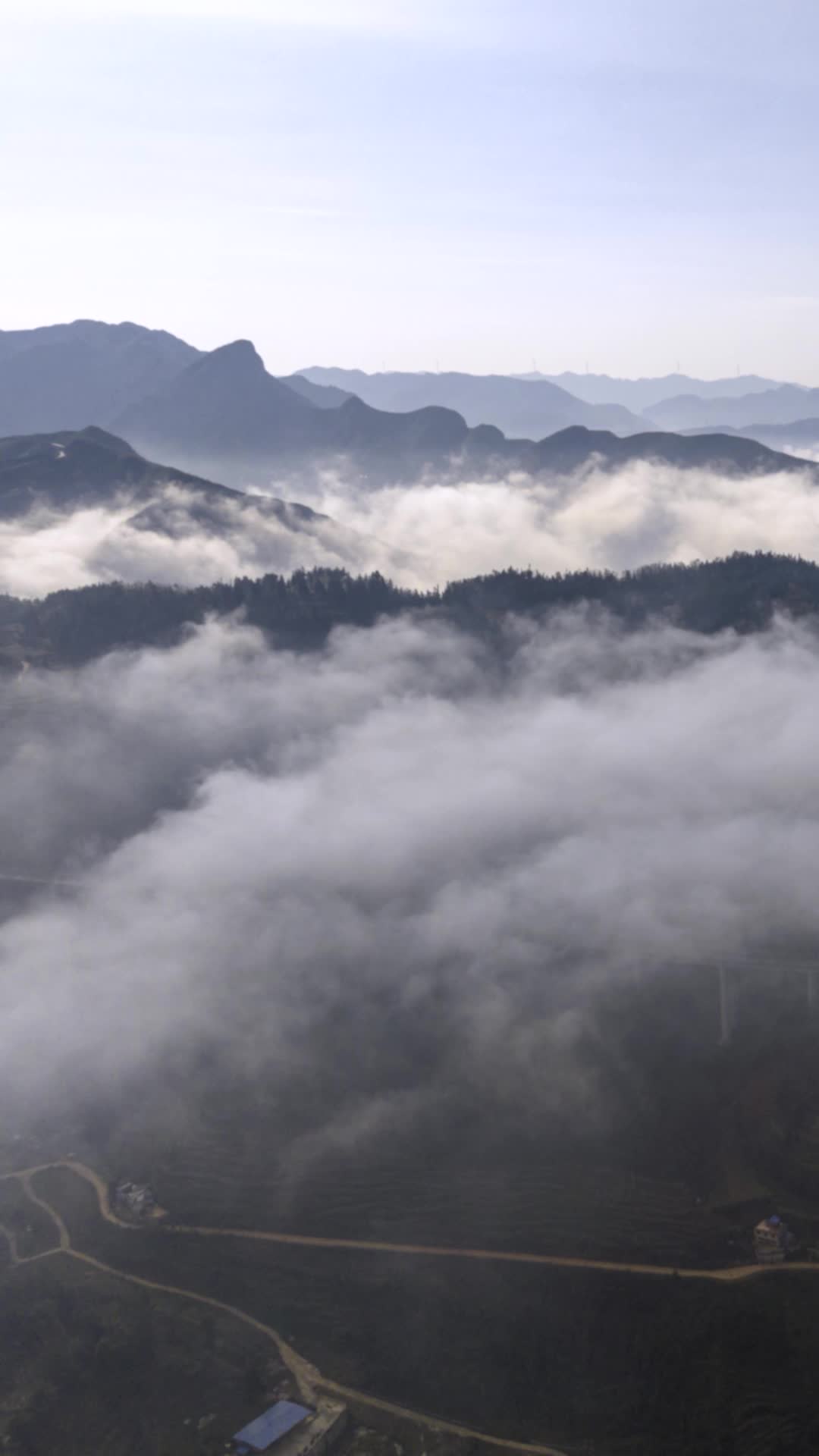 高清竖屏延时航拍贵州特大桥云雾飘渺视频的预览图