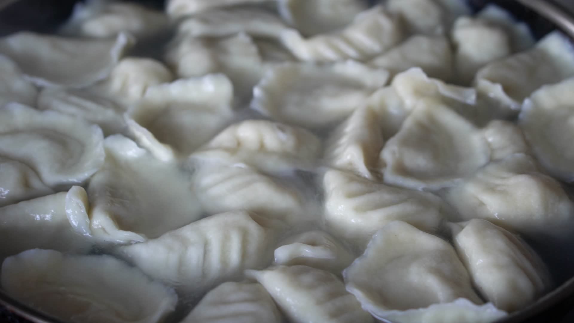 4K冬至春节传统美食煮饺子沸腾视频的预览图