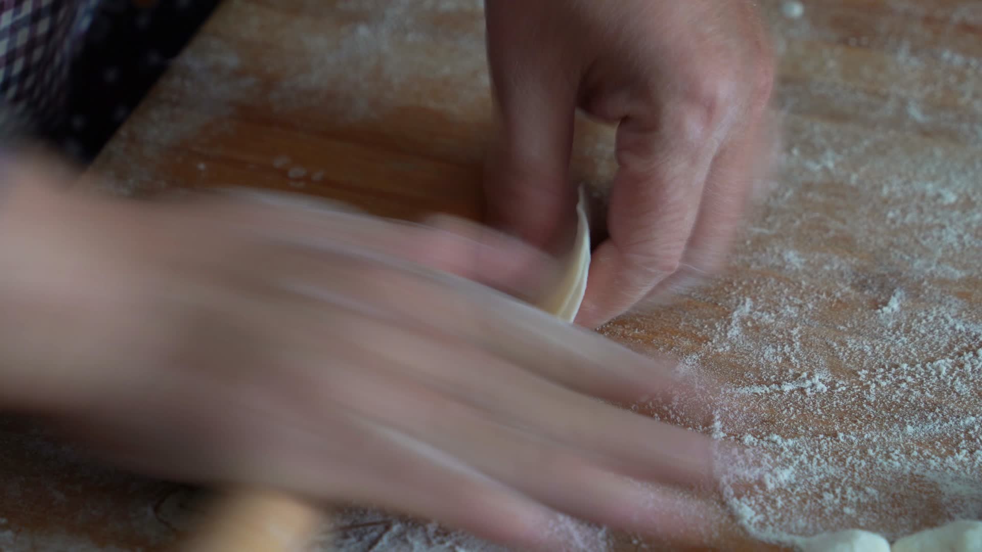 4K冬至春节饺子制做过程擀饺子皮视频的预览图