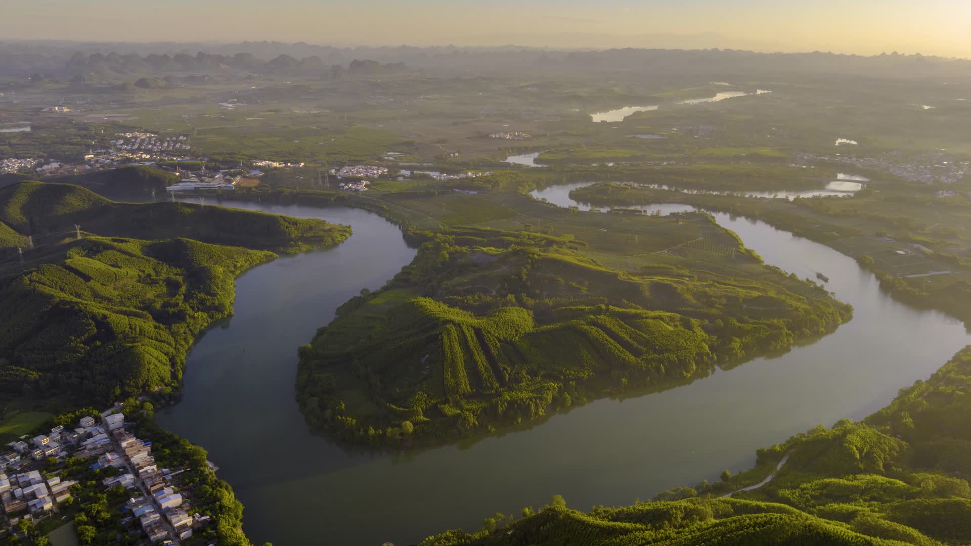 4K延时航拍广西右江河谷清晨美景视频的预览图