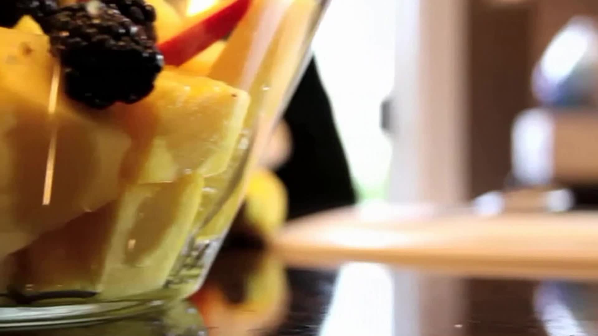 水果沙拉制作实拍视频的预览图