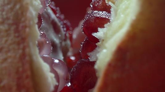 晶莹剔透的石榴鲜美的水果特写视频视频的预览图