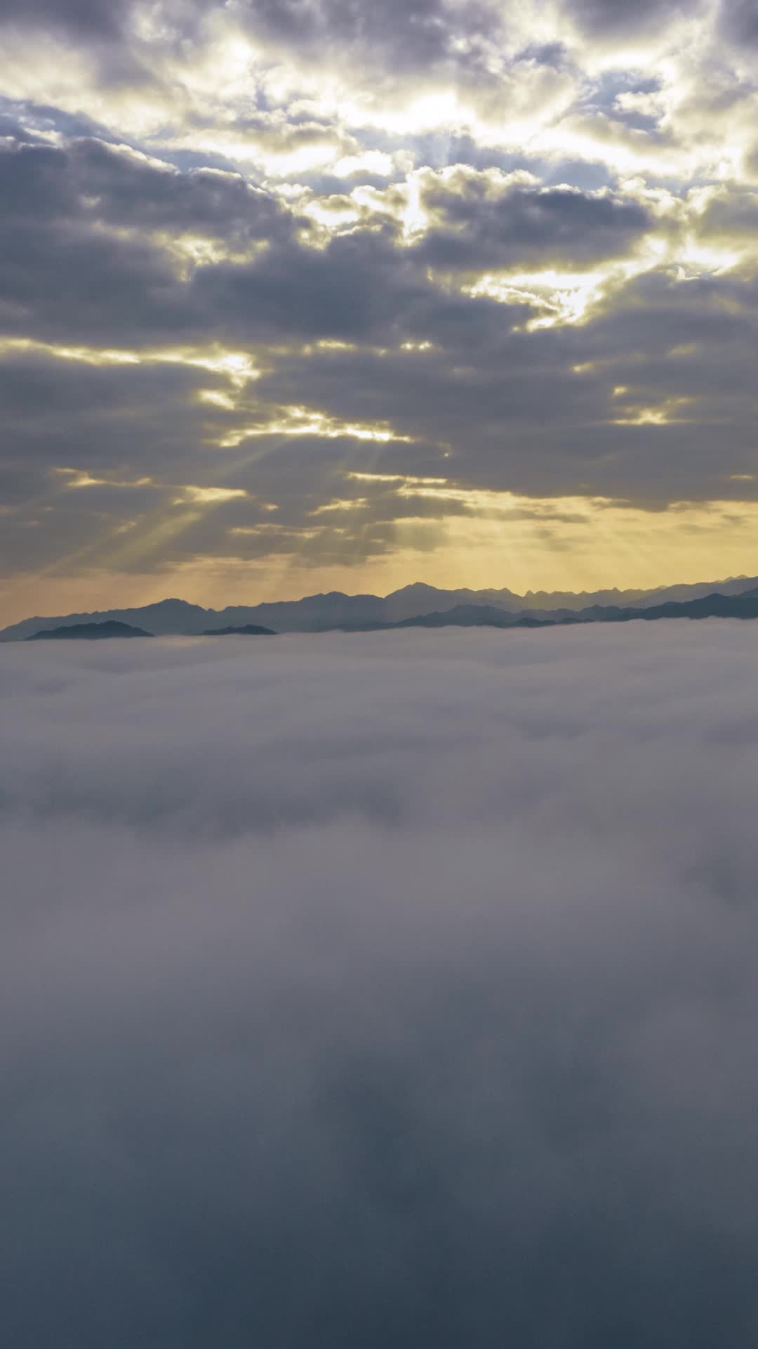 高清竖屏延时航拍隆林革布乡云层之上视频的预览图