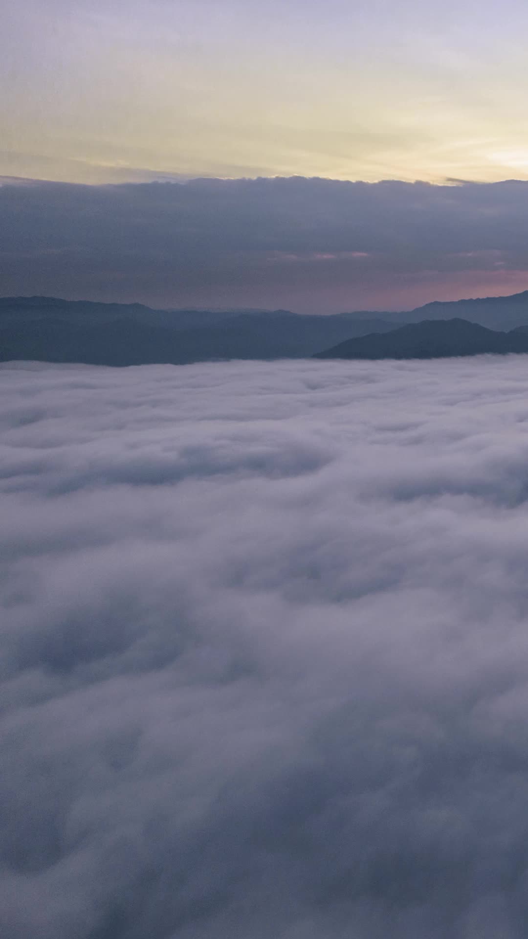 高清竖屏延时航拍隆林山间云海翻涌视频的预览图