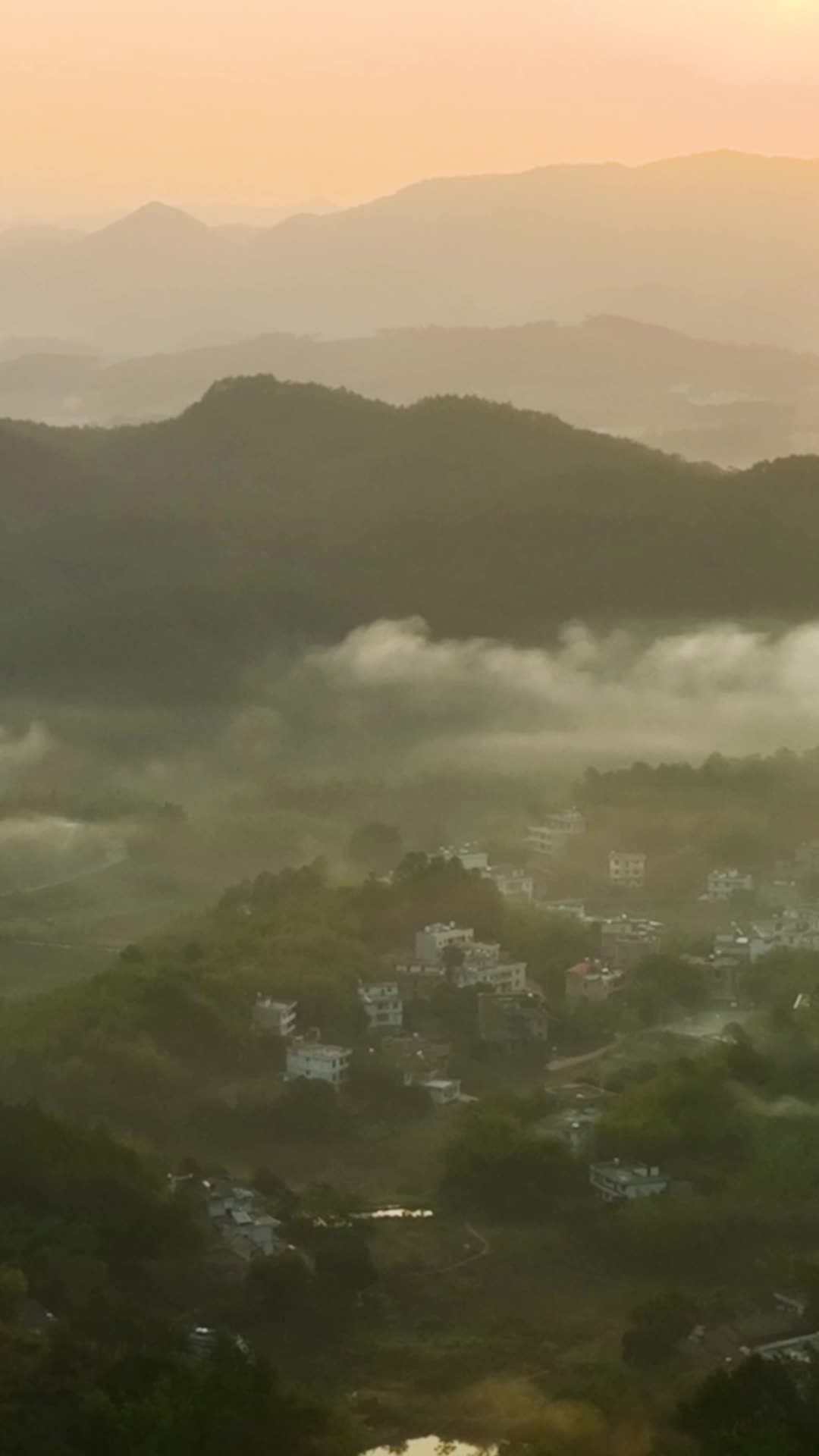 高清竖屏航拍桂平石表山下清晨云雾风景视频的预览图