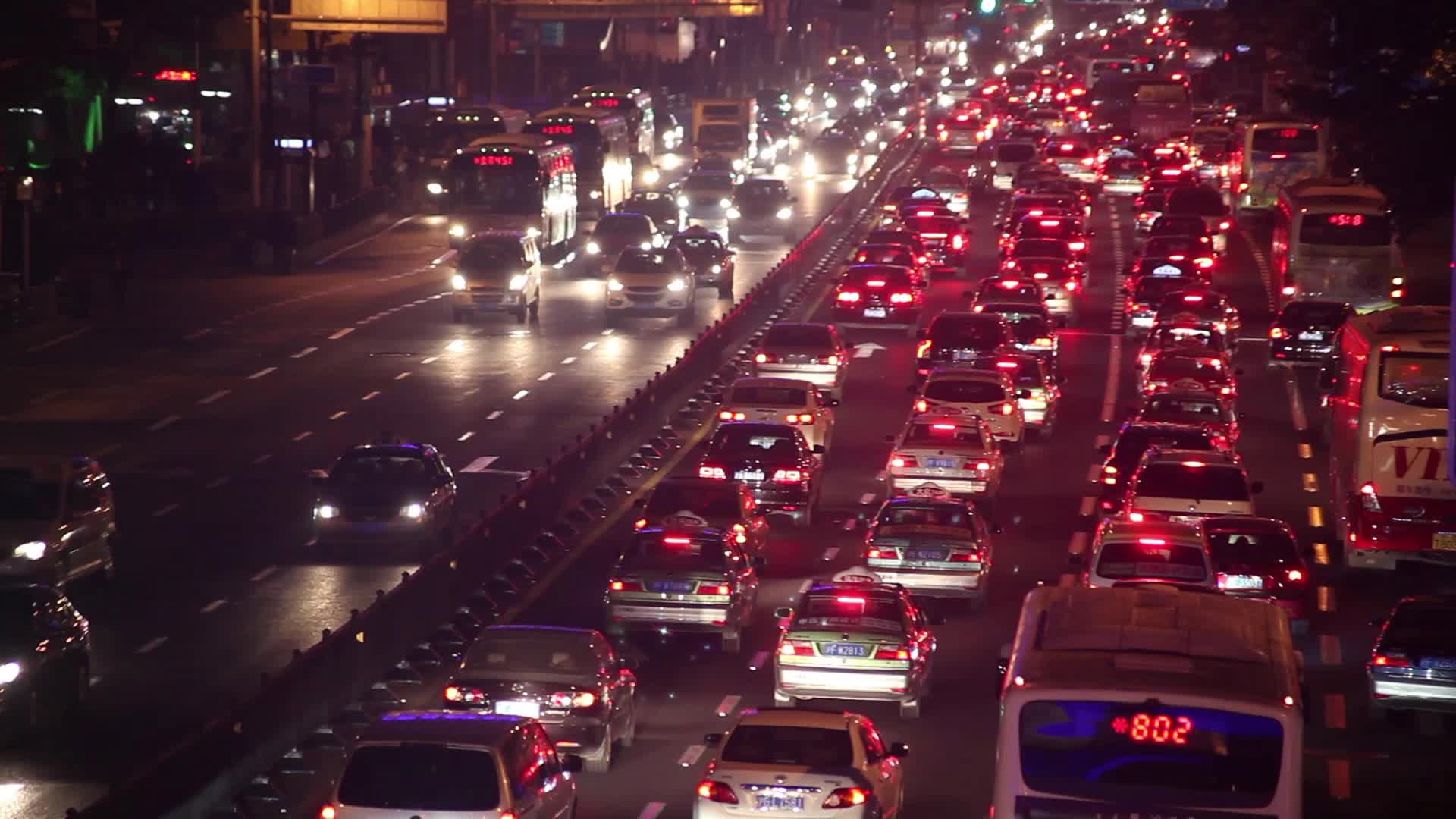 夜晚城市道路上行驶的汽车车流合集视频的预览图