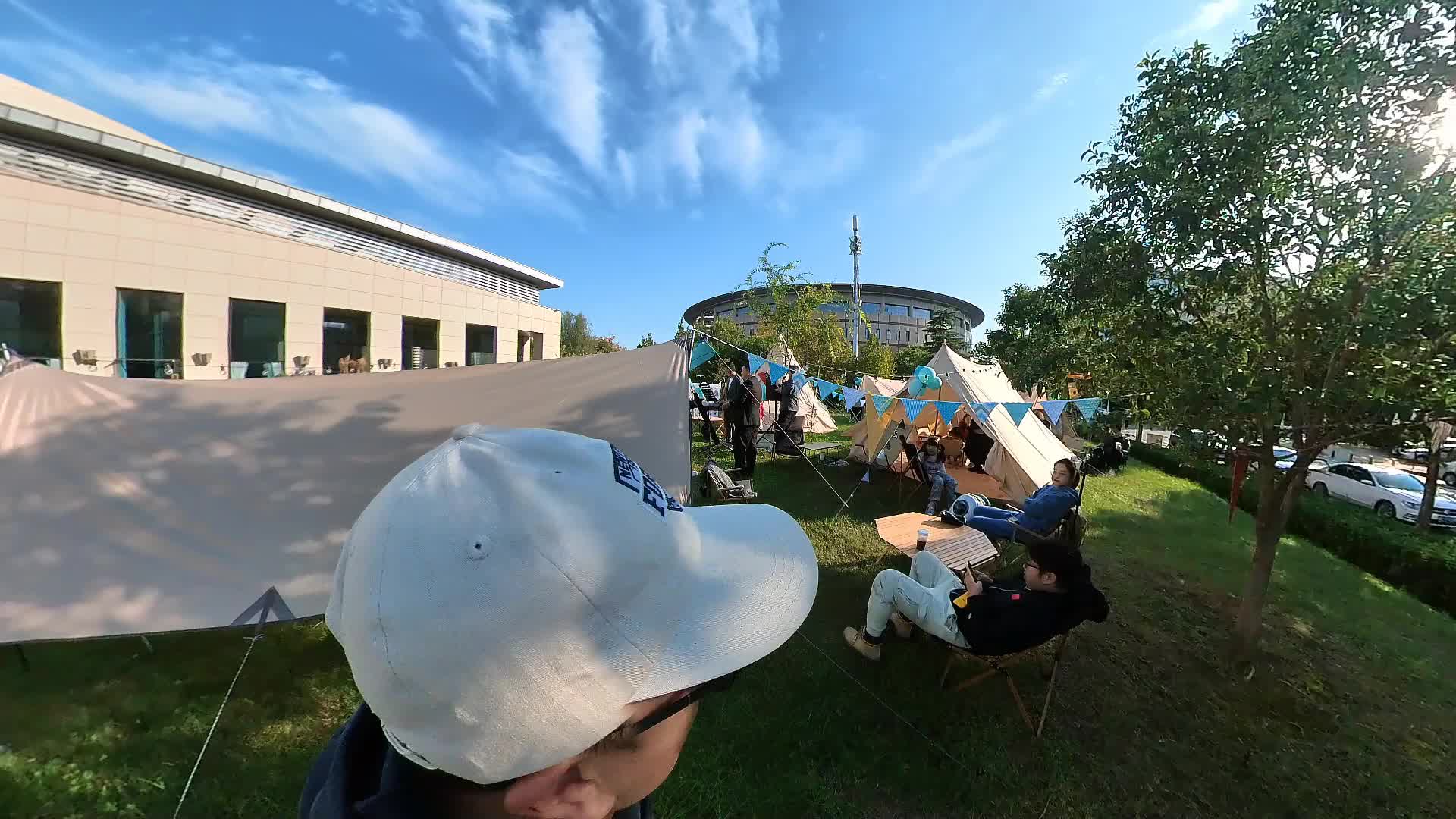 爸爸运动相机带儿子去逛城市露营节003视频的预览图