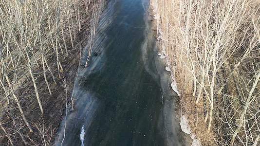 4K航拍阳光下结冰的河流河北永定河视频的预览图