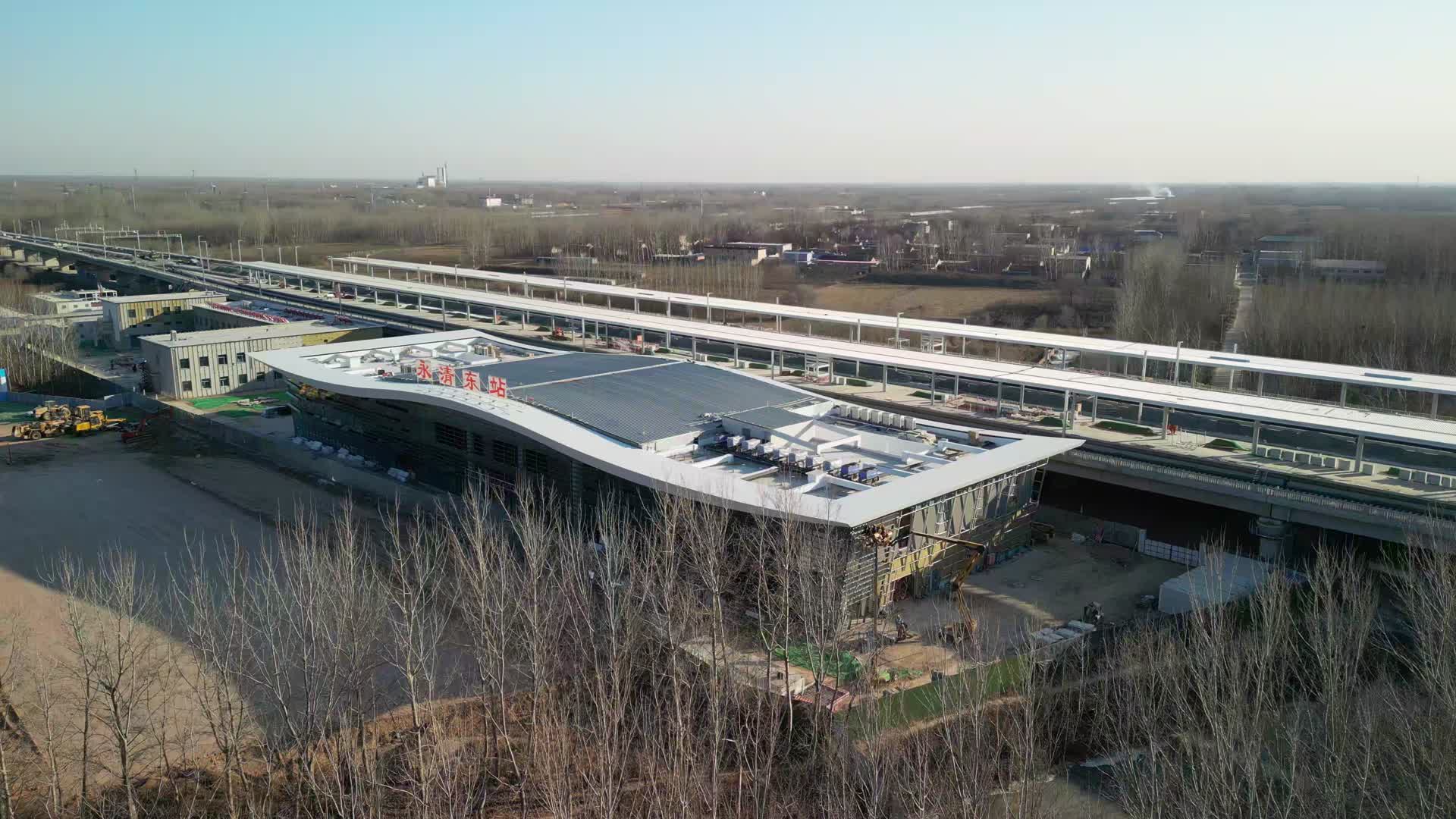 4K航拍建设中的高铁站北京R1线永清站视频的预览图