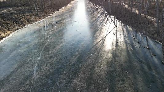 4K航拍阳光下结冰的河流河北永定河视频的预览图