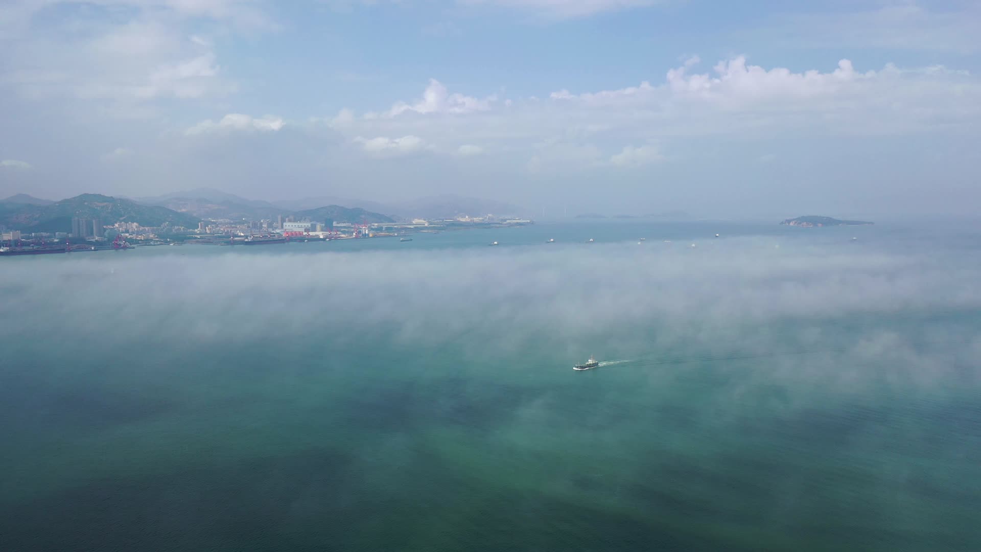 航拍平流雾下的海上船只视频的预览图