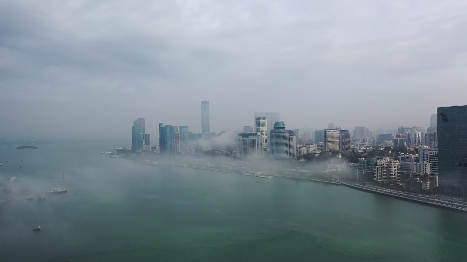 航拍平流雾下的厦门鹭江道视频的预览图