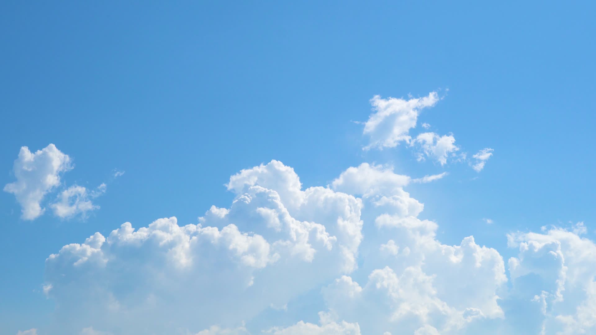 蓝天白云下的天空视频的预览图