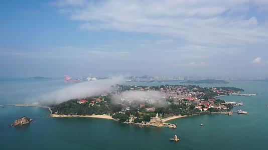 航拍平流雾下的厦门鼓浪屿视频的预览图