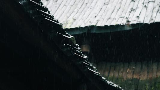 实拍雨天的屋檐视频的预览图