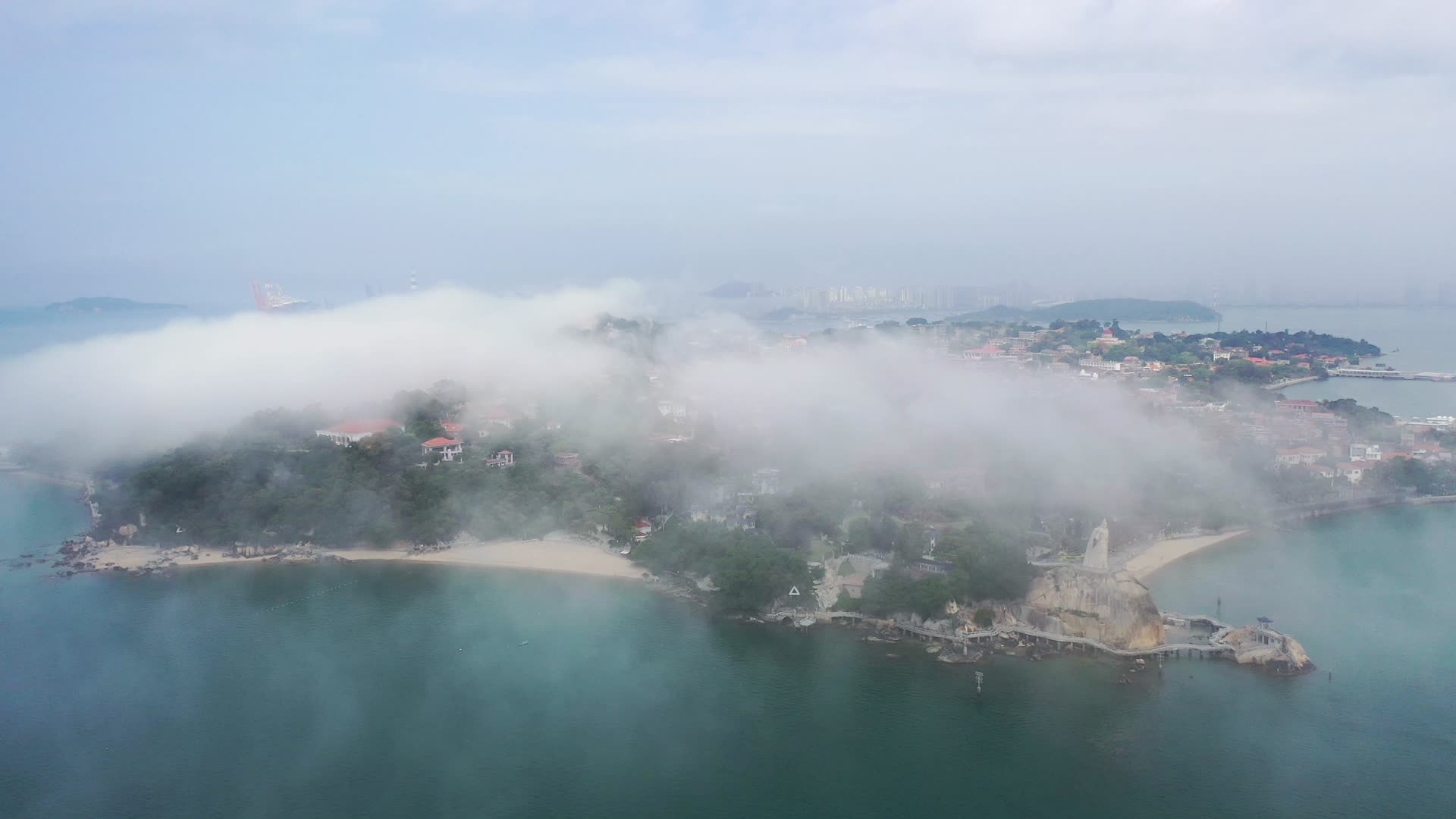 平流雾下的厦门鼓浪屿视频的预览图