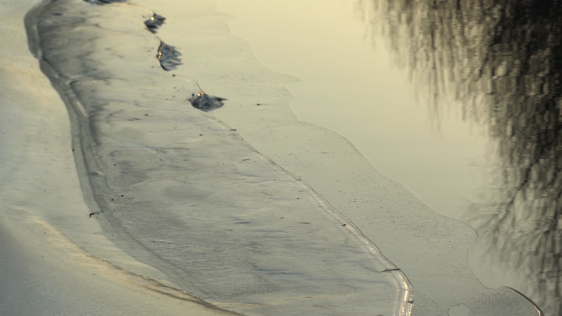 4K北方冬天暖阳下的河流潺潺流水视频的预览图