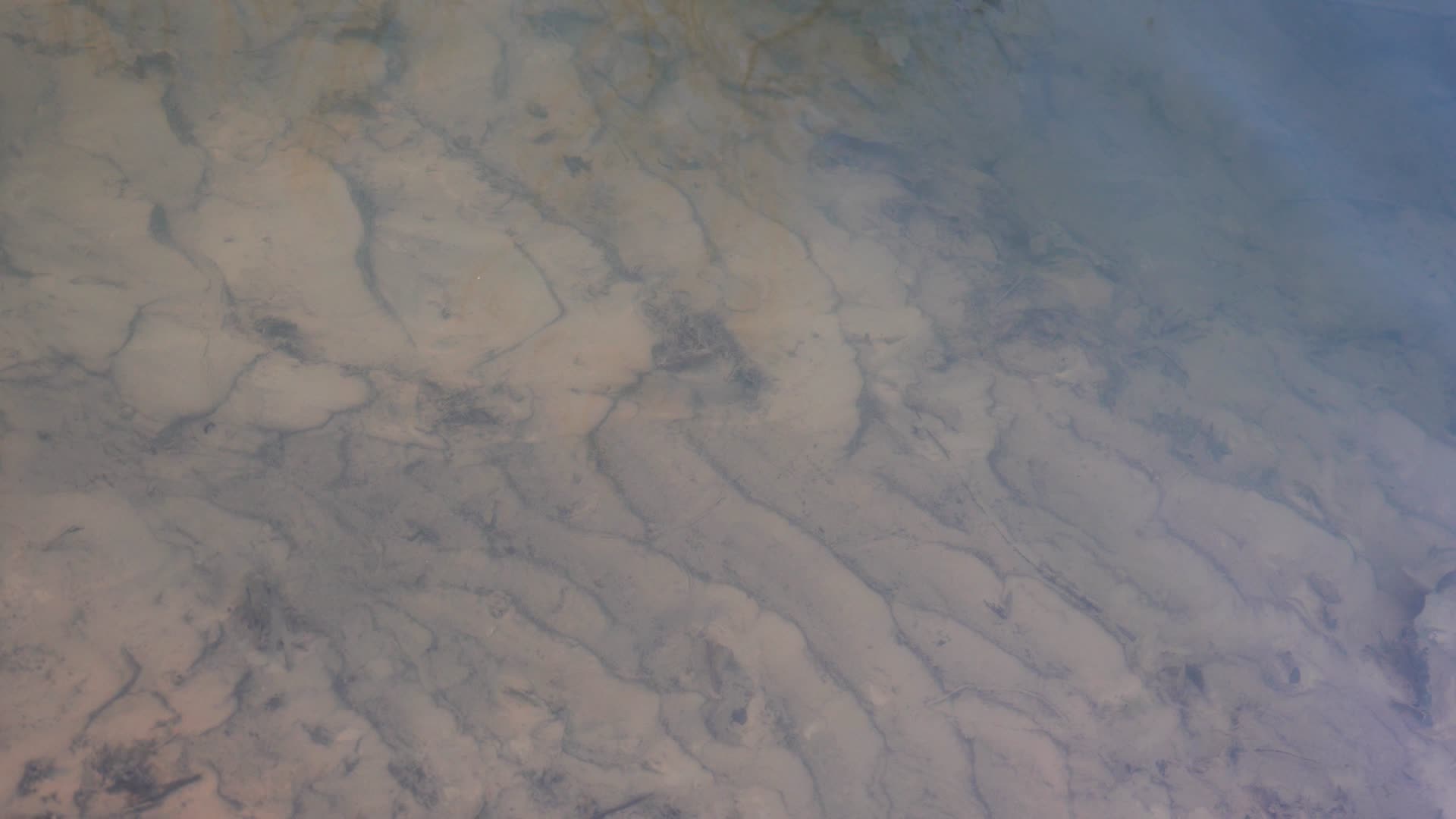 4K波纹清澈见底的水面唯美空镜视频的预览图